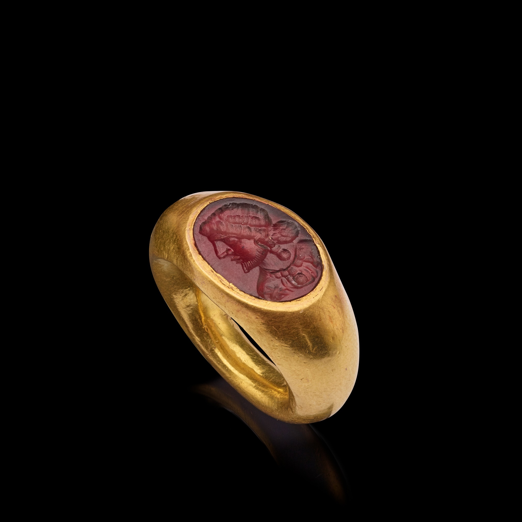 ROMAN GOLD RING WITH INTAGLIO