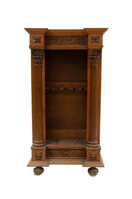 Een Nederlandse eikenhouten open schutterskast