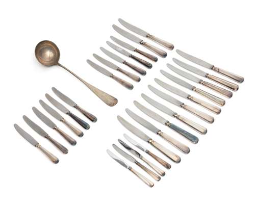 Diverse verzilverde messen, model Haags lofje en een soepdienlepel