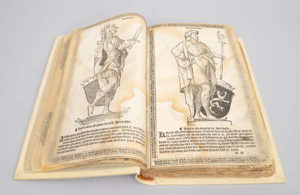 <p>De nieuwe kroniek van Brabant of voortzetting van de oude. Antwerpen, J. Mollyns, 1595. Gotisch lettertype, gedrukt in twee kolommen. Geïllustreerd met diverse houtsneden (ruim 60 portretten in houtsnede van diverse edelen). Opmerking: Uiterst zeldzaam