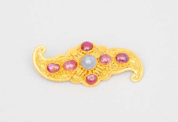 <p>The stones are cabochon-cut and set in a bezel setting. The brooch is richly decorated with filigree. Weight: 7.3 grams.&nbsp;</p>