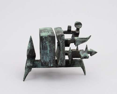 <p>Een gepatineerd bronzen abstract sculptuur. Aan de onderzijde gemerkt.&nbsp;</p>