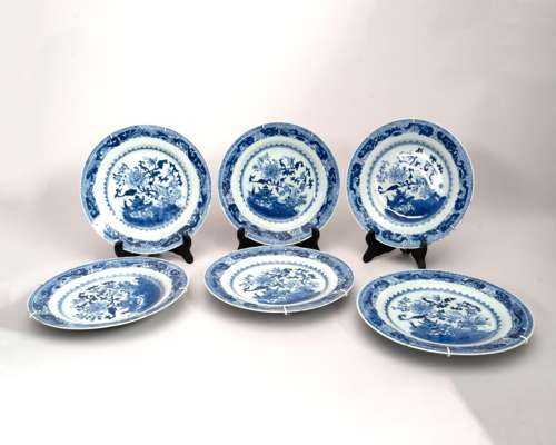 <p>Met een onderglazuur decor van pioenen, kostbaarheden en bloeiende takken in een tuin. De rand aan de onderzijde met florale motieven.</p>