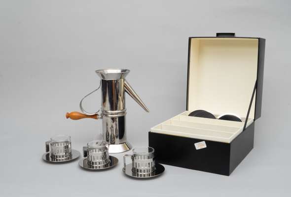 <p>De mokken model: MSA13, ontworpen door Aldo Rosi en Marta Sansoni, 1991 en in bijbehorende doos met compartimenten. De ‘Napolitaanse’ koffiepot ontworpen door: Riccardo Dalisi (deksel ontbreekt).&nbsp;</p>