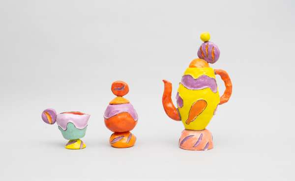 <p>Polychroom geglazuurd aardewerk. Lot bestaande uit: Koffiepot, suikerpot, melkkannetje. Onderaan gesigneerd.</p>