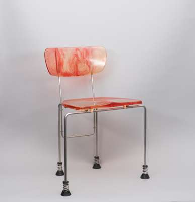<p>Een rood gemarmerd epoxy resin ‘Broadway’ stoel met geborsteld metalen frame, rubberen poten met stalen veringen, gemerkt op onderzijde, ontwerp Gaetano Pesce 1993, uitvoering Bernini, Italië.</p>