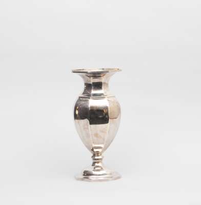 <p>Octagonal in shape. Fine silver (925/1000). Marked: F.C. Gross weight: 1064.7 grams.</p>