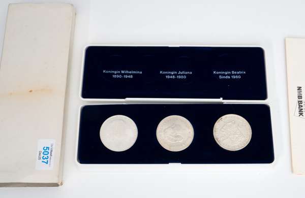 <p>Bestaande uit een zilveren rijksdaalder, Wilhelmina 1929, zilveren 10 gulden Juliana 1970 en zilveren 50 gulden Beatrix 1988.&nbsp;</p>