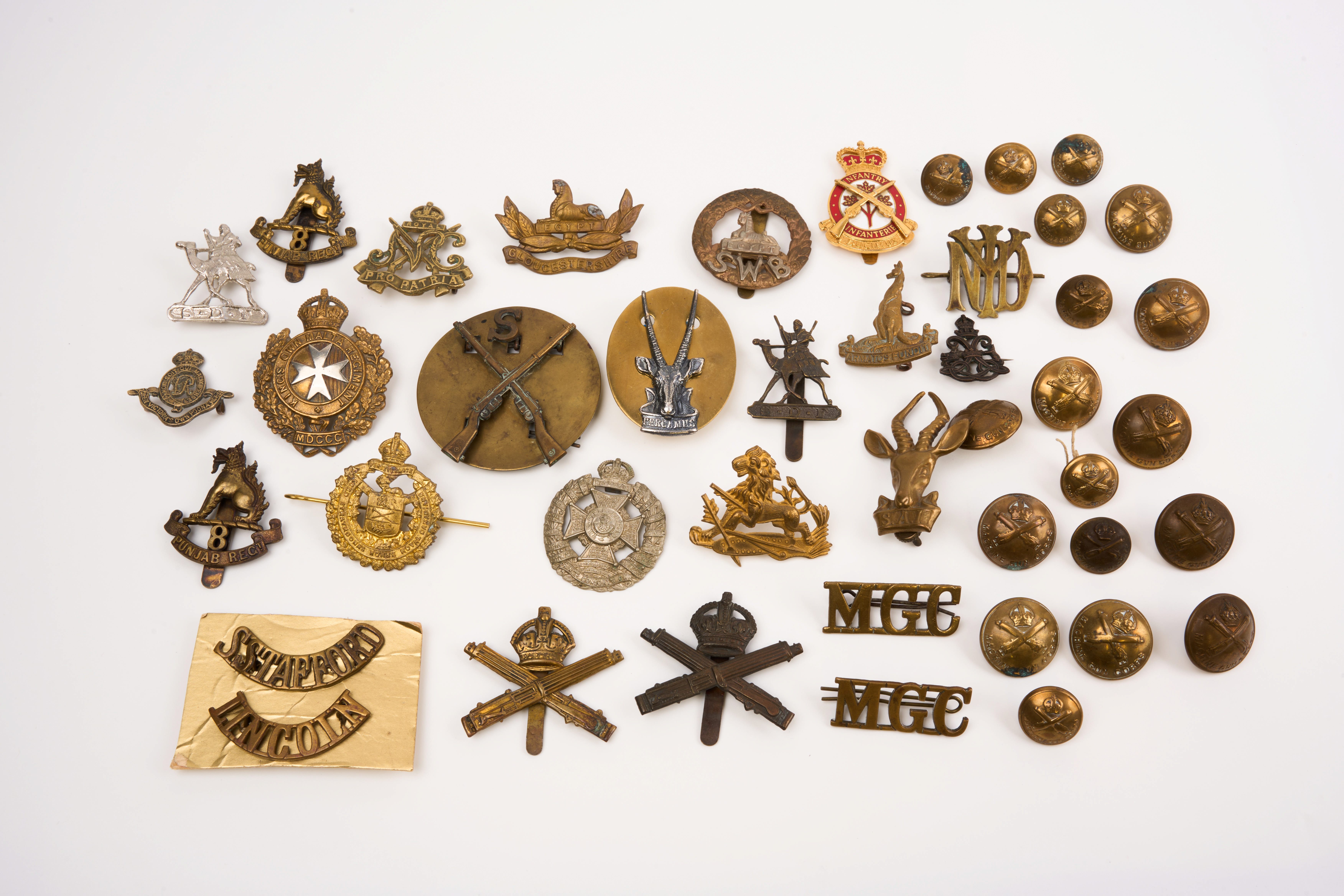 22 British and Commonwealth cap badges and insignia, loose in envelope