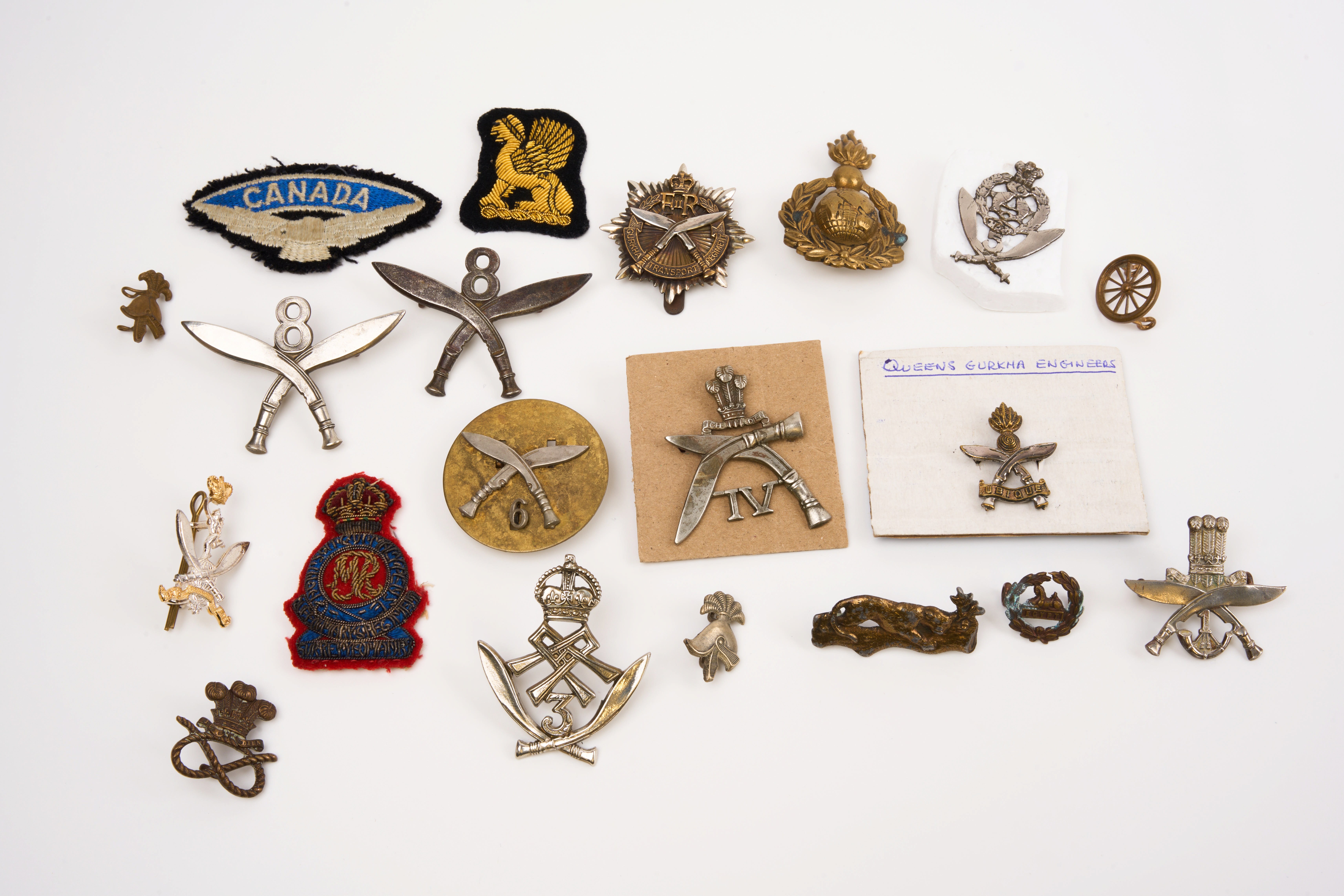 20 British and Commonwealth cap badges and insignia, loose in envelope