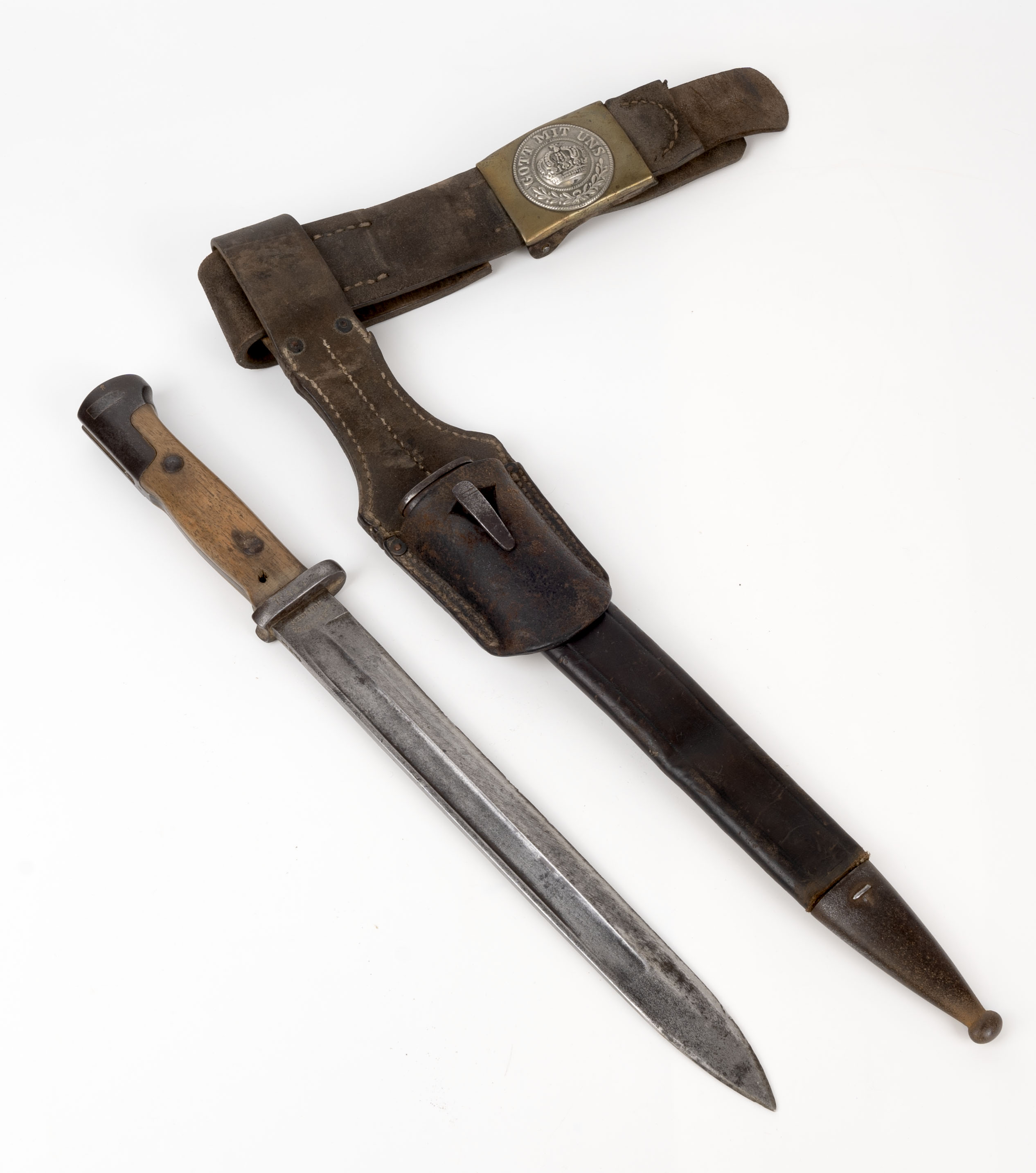 German WWI Mauser bayonette with leather scabbard, leather frog, with part belt and Prussian infantry belt buckle 