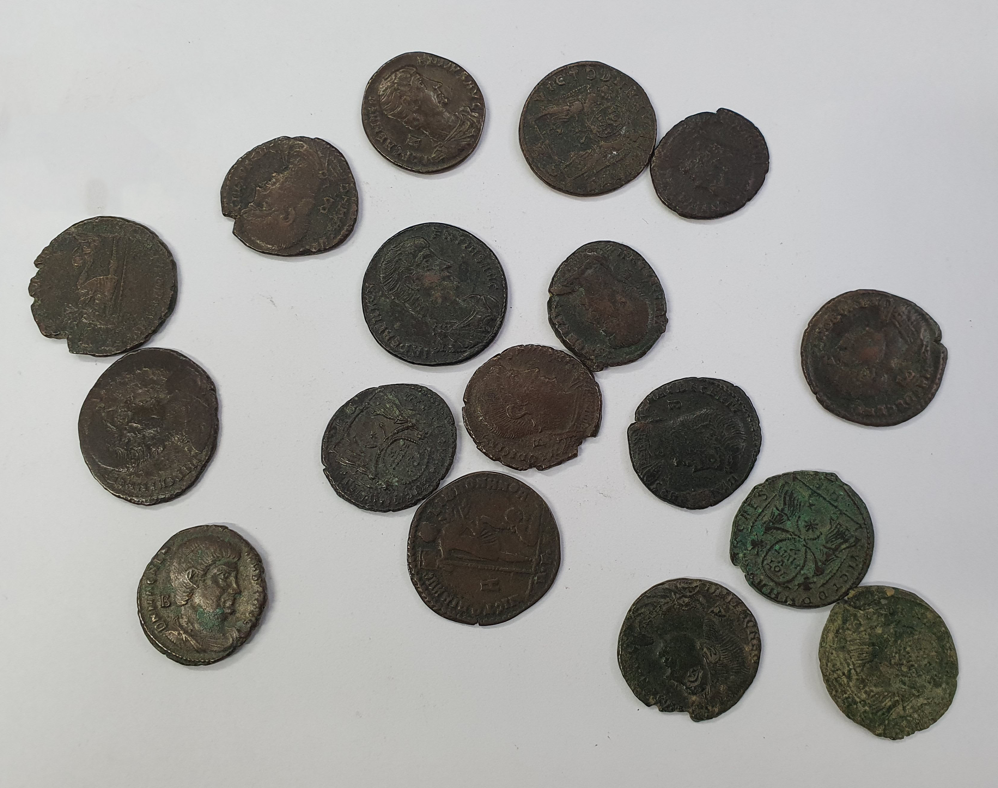 Group of 17 Magnentius and Decentius AE 2s. Various mints.