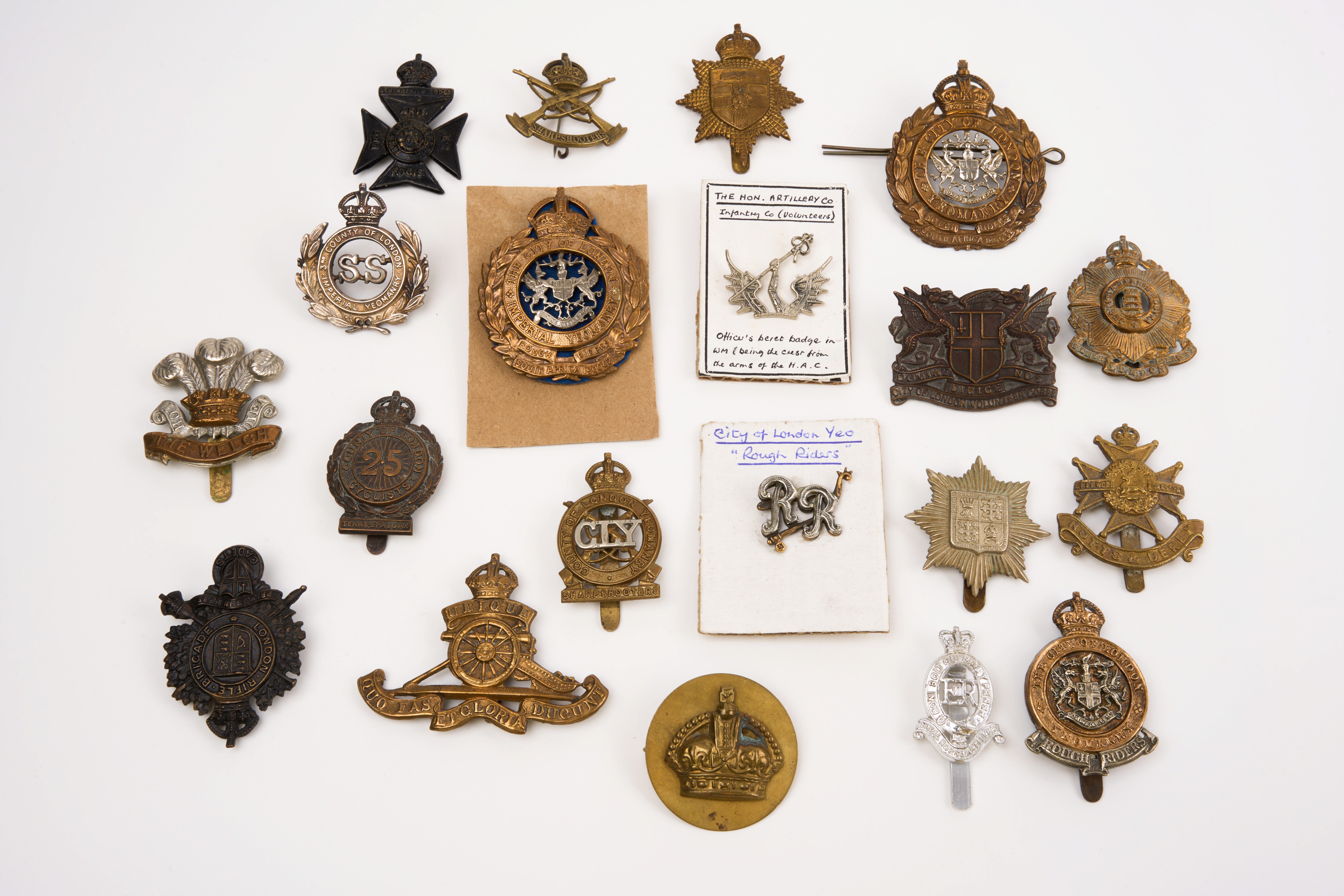 20 British cap badges and insignia, loose in envelope