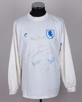 Bobby Charlton white No.9 Carlsberg Old Lions autographed long-sleeved shirt