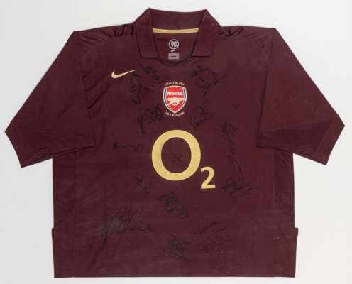 Team signed blackcurrant Arsenal jersey from the last season at Highbury, season 2005-06,
 Nike, short-sleeved with embroidered club crest and HIGHBUR