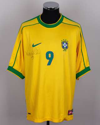 A Ronaldo autographed Brazil replica short-sleeved shirt