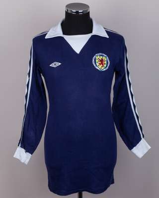 Andy Gray blue No.9 Scotland v. Portugal International long-sleeved shirt, 1980