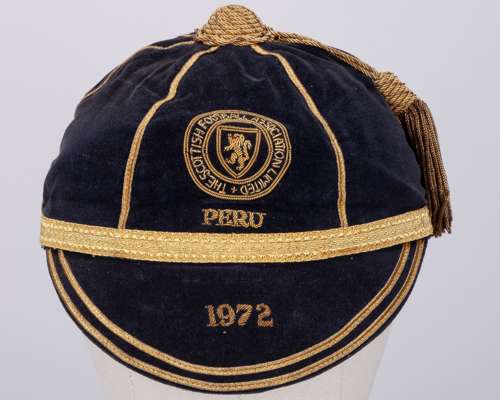 Willie Morgan blue Scotland v. Peru International cap, 1972