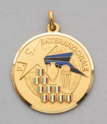 A .750 Continental gold and enamel Inter Milan commemorative medal, 1966, 
 the obverse inscribed F.C. Internazionale and depicting the European Cup, 