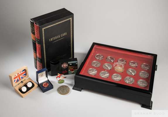 Collection of Manchester United souvenirs,

i) cased medallions set commemorating the 2006-07 Premier League winning season, and also celebrating the 