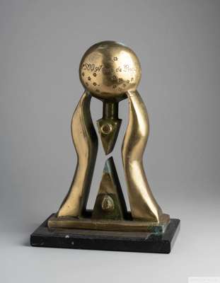 A trophy presented to Pelé composed of a marble base mounted by a stylized pair of hands holding aloft a globe that is inscribed "Brasil e 500 Anos de