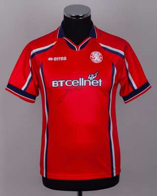 A red Juninho Paulista autographed replica Middlesbrough short-sleeved shirt