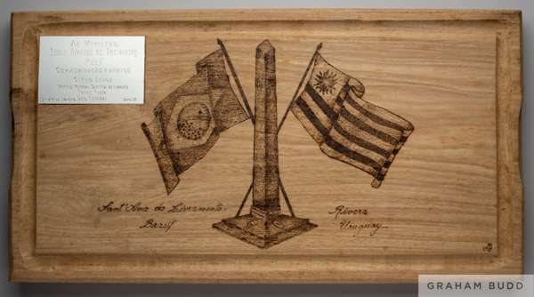 A wood tribute plaque presented to Pelé by the Municipal Prefect of Sant'ana do Livramento.
 A metal plaque affixed to the wood plaque is inscribed (t