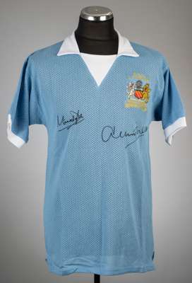 Mike Doyle (captain) and Dennis Tueart (goal scorer) blue Manchester City 1976 Football League Cup final retro jersey, 
 Score Draw, short-sleeved wit