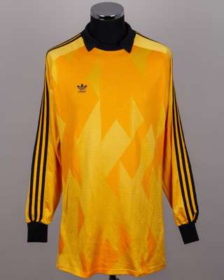 Pat Jennings yellow and black No.1 goalkeepers shirt, mid 1980s