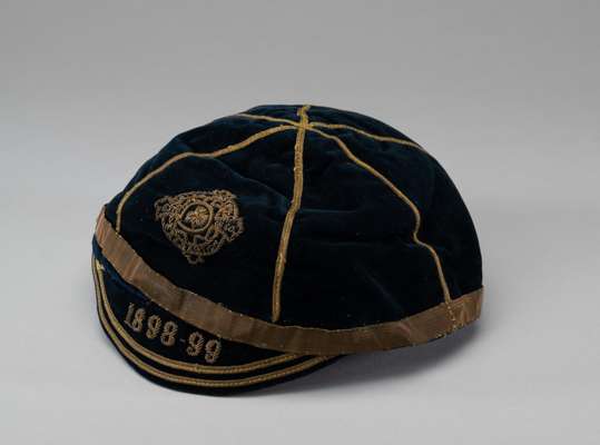 Ireland international football cap season 1898-99,
 blue, inscribed 1898-99

 Good condition

 The recipient of this cap is unknown. In the 1898-99 Ho