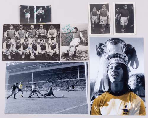 Selection of Arsenal autographs including a 1960s team line-up
