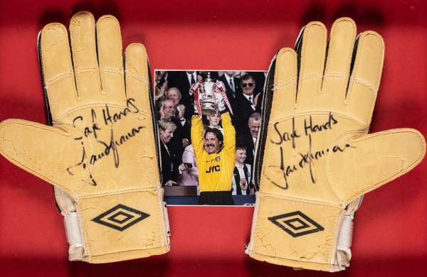 David Seaman signed Arsenal goalkeeper's gloves display,
 featuring a pair of yellow Umbro goalkeeper's gloves, each signed in black marker pen "Safe 