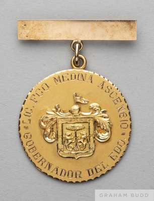Ex-Pelé Collection: Sporting Merit medal awarded to Pelé by the Governor of Jalisco, Mexico