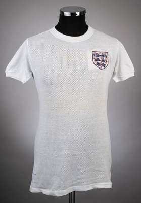 Nobby Stiles white Airtex No.15 1970 World Cup Finals short-sleeve jersey, 
 Umbro, M, with crew-neck collar and embroidered three lion badge

 The je