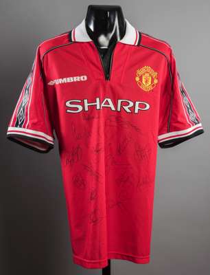 Manchester United replica jersey signed by 17 members of the 1999 Treble winning team, P & G Neville, Schmeichel, Scholes, Blomqvist, Butt, Giggs, Kea