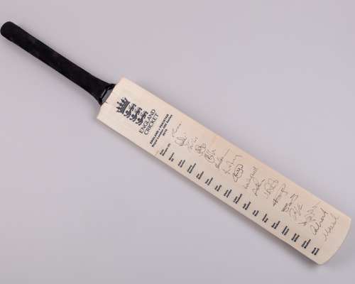 England v. Pakistan Royal London ODI Series 2019 autographed cricket bat