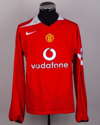 Ryan Giggs red No.11 Manchester United long-sleeved shirt, 2004-06