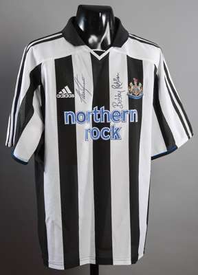 Newcastle United replica jersey double-signed by Alan Shearer and Bobby Robson, signatures in black marker pen