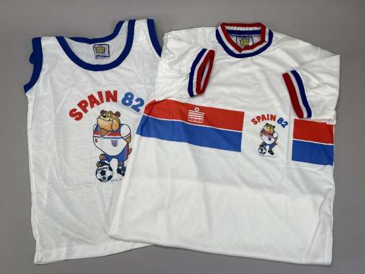 Miscellany of World Cup mixed selection,
 includes 1966 boxed set of place mats of eight venues from the World Cup, eight large table mats with eight 