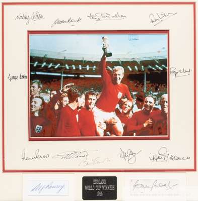 Superb framed picture with complete signatures of England's 1966 World Cup winning team