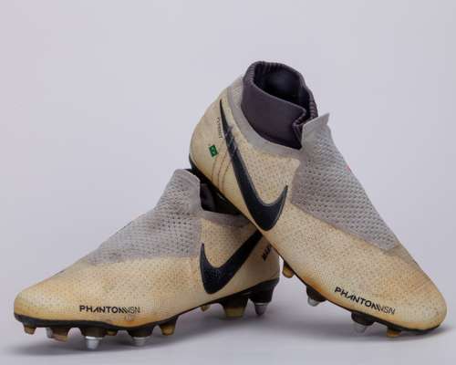 Philippe Coutinho grey and red Nike Phantom VSN match worn football boots, August 2018