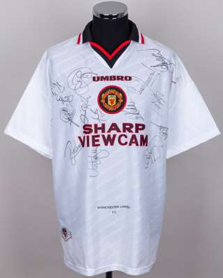 A white Manchester United autographed short-sleeved shirt, 1996-97