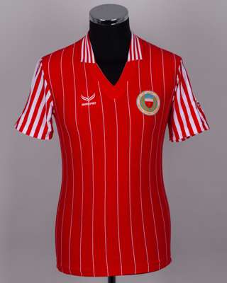 Red and white No.22 Bahrain short-sleeved shirt, 1987