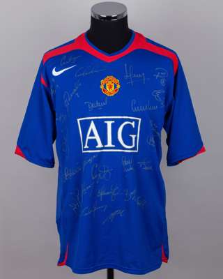 A Manchester United black and red autographed short-sleeved shirt, 2006-06