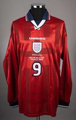Alan Shearer red No.9 England 1998 World Cup long-sleeved jersey, 
 Umbro, XL, with v-neck collar and embroidered three lion cloth badge inscribed ENG