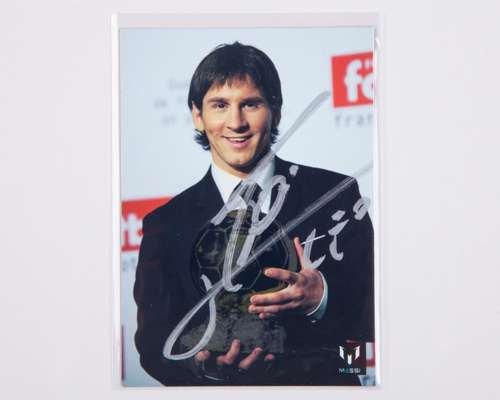 Lionel Messi autographed Icons No.101 Official Messi Card Collection trading card