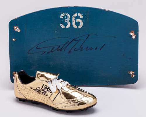 Geoff Hurst autographed blue original 1966 Wembley seat back and replica golden boot