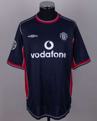 Dwight Yorke blue and red No.19 Manchester United autographed short-sleeved shirt, 2000-01