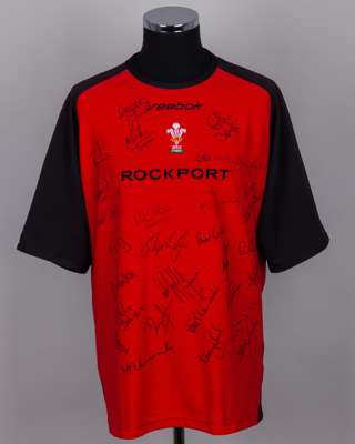 Red and black Wales rugby union autographed short-sleeved training shirt