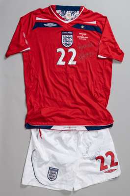 Jermain Defoe red No.22 England v. Switzerland friendly match issued short-sleeved jersey and white shorts, 2007-08, Umbro, L, with v-neck style colla